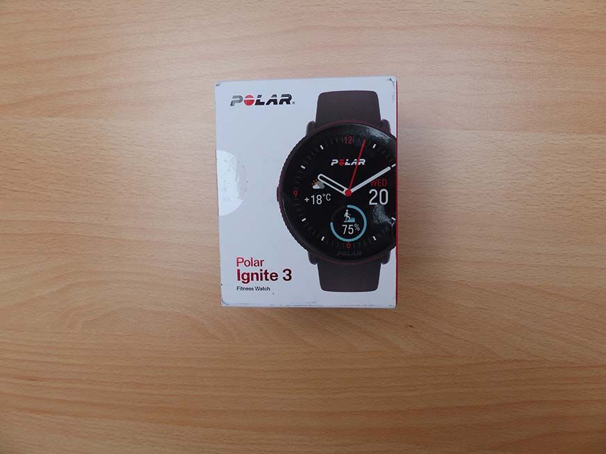 Man sieht den Karton der Polar Ignite 3.